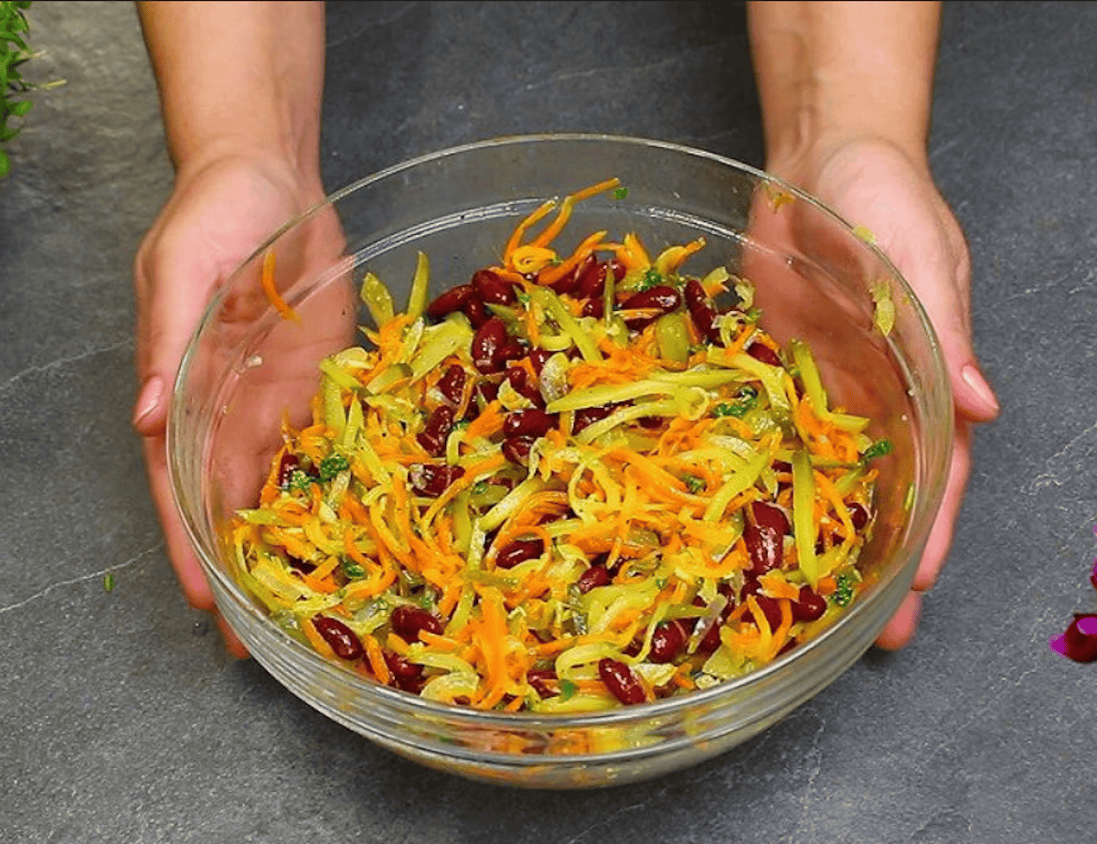 Економний рецепт салату на кожен день: в ньому немає ні м’яса, не майонезу, а виходить ситно і смачно