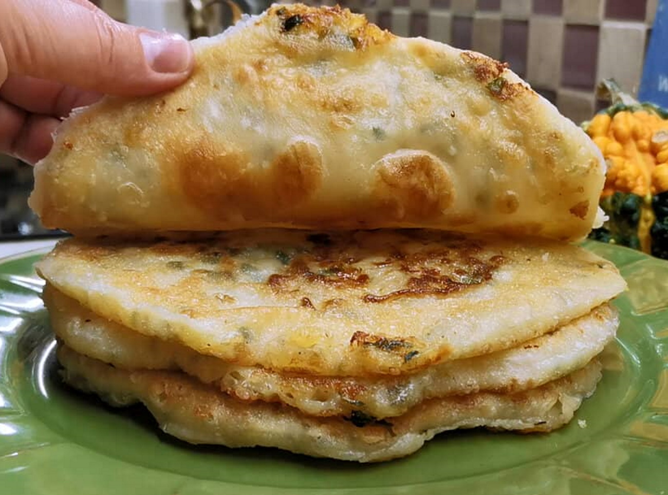 Хоч кожен день готуй, настільки швидко і бюджетно: коржі з картоплею на сковороді, зі столу йдуть миттєво, ну дуже смачно