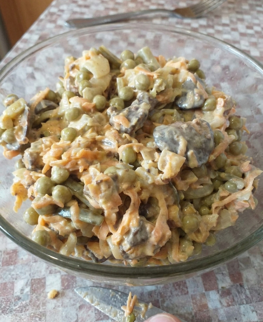 Смачний і ситний салат з курячою печінкою, зеленим горошком і солоними огірками – готую його до будь-якого застілля